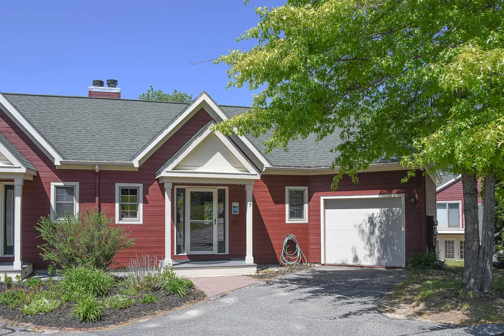 7 Guinevere Court Naples ME 04055