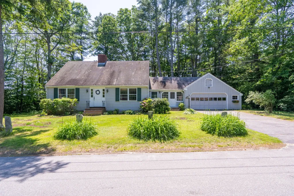 14 Lawn Avenue Cumberland ME 04021