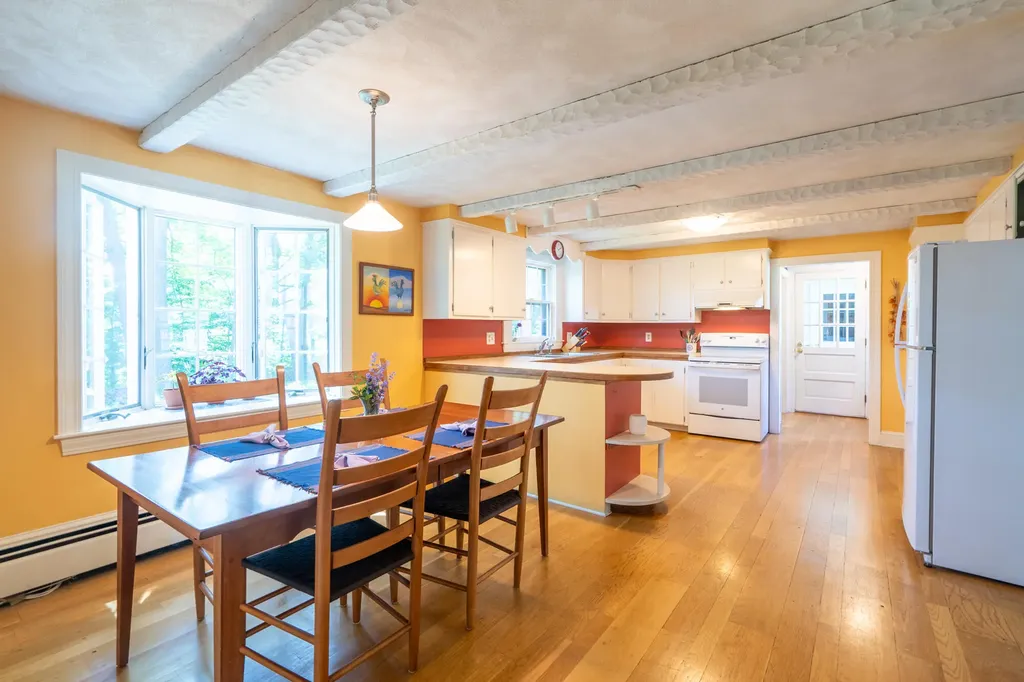 14 Lawn Avenue Cumberland ME 04021