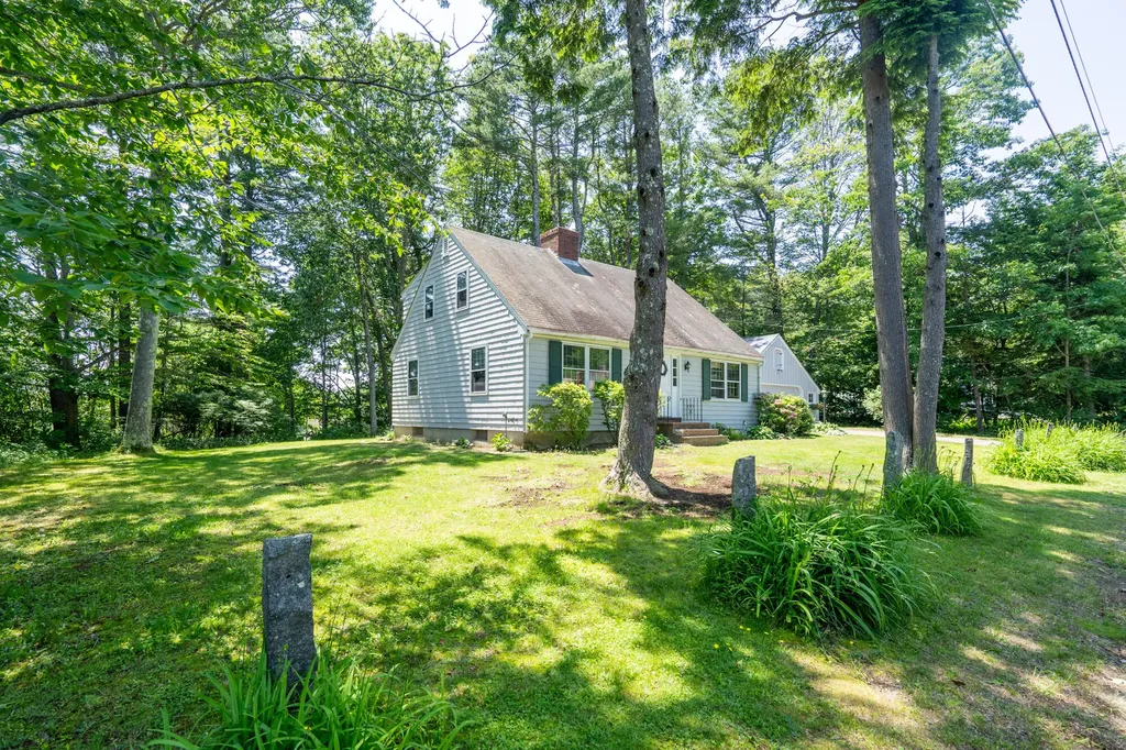 14 Lawn Avenue Cumberland ME 04021