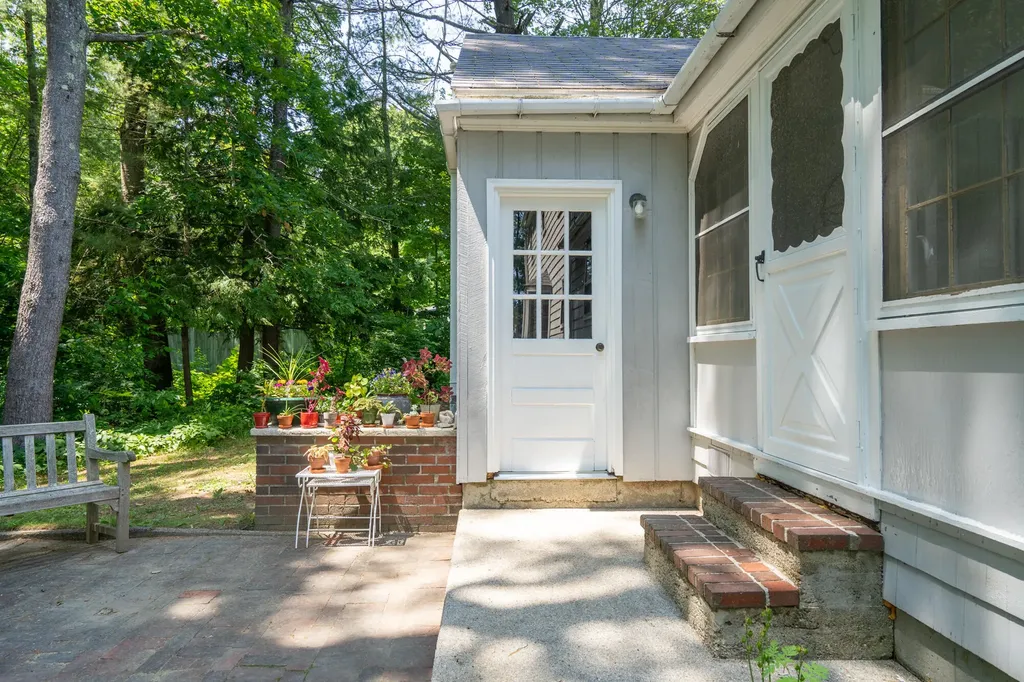 14 Lawn Avenue Cumberland ME 04021