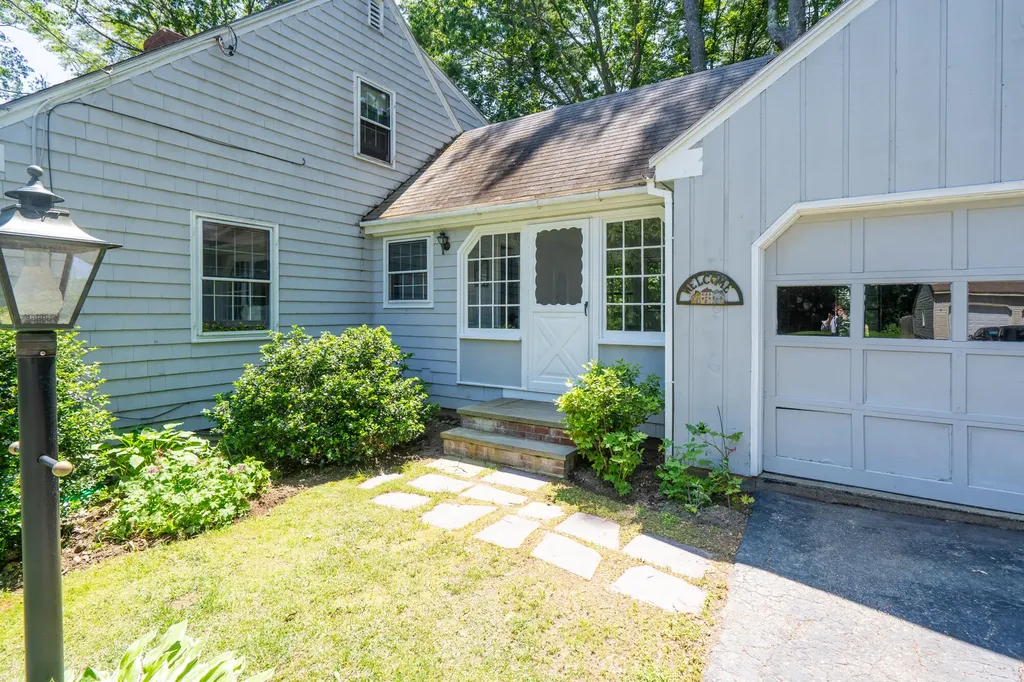 14 Lawn Avenue Cumberland ME 04021