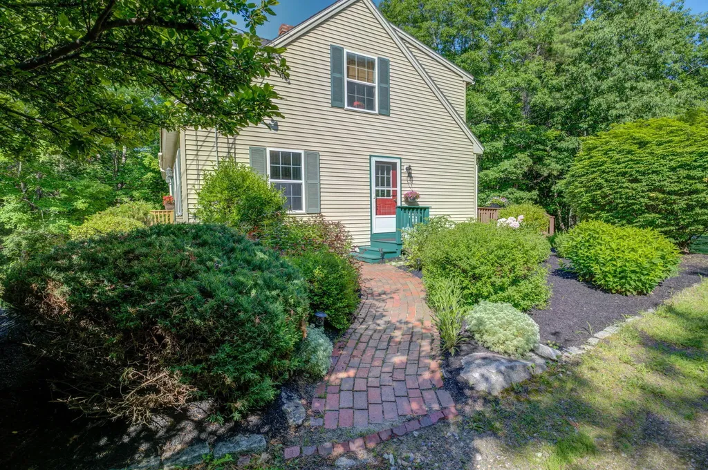 191 Valley Road Raymond ME 04071