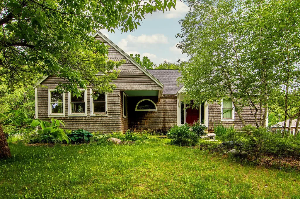 658 Pleasant Street Blue Hill ME 04614