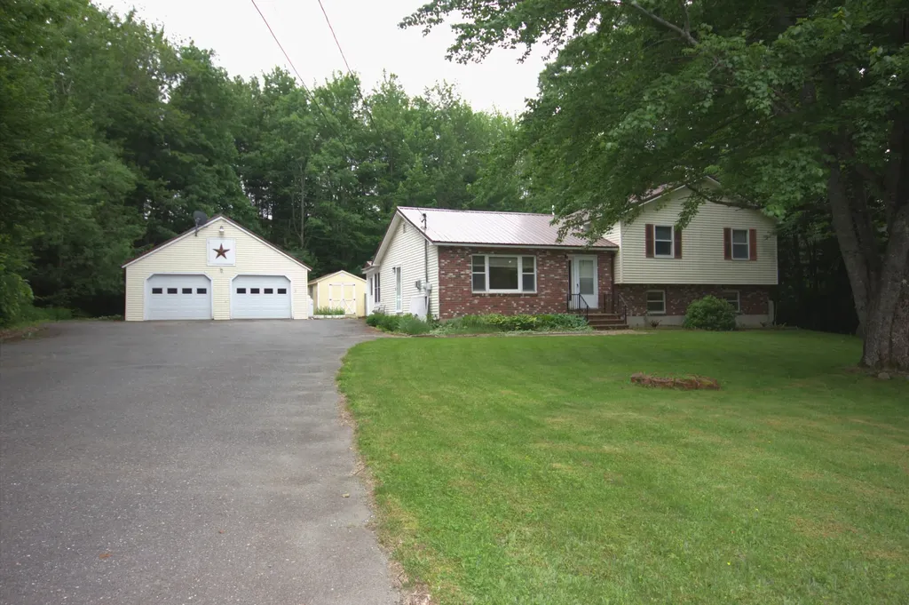 27 Roundstone Drive Glenburn ME 04401
