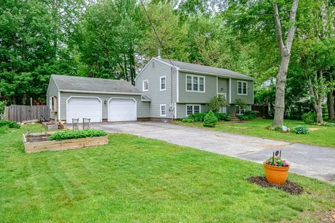 6 Carolyn Street Topsham ME 04086