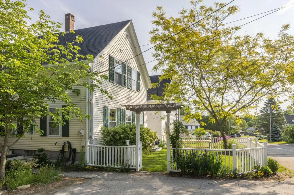 11 Maple Street Camden ME 04843