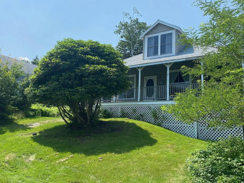 37 Messalonskee Road Long Island ME 04050