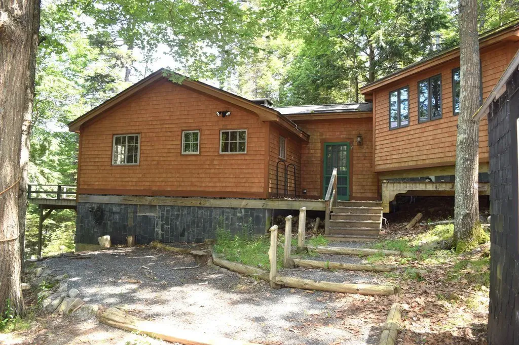 16 Rachels Path Brooksville ME 04617