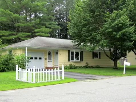 43 Mcarthur Avenue Lewiston ME 04240