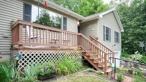 16 Swan's Road Raymond ME 04071