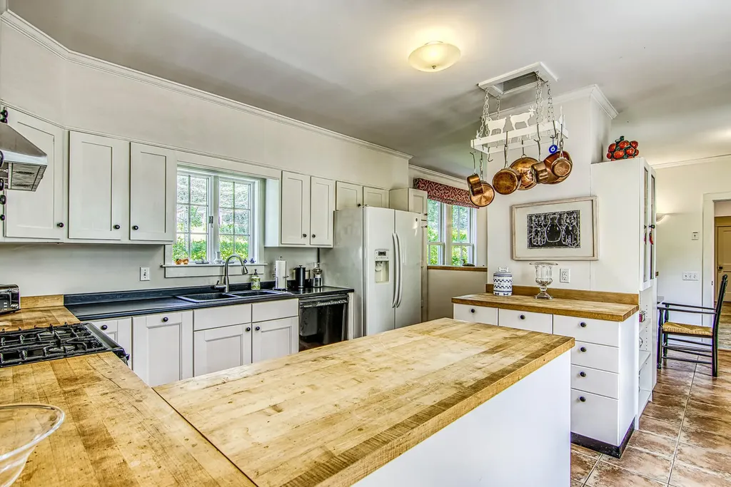 121 Pleasant Street Blue Hill ME 04614