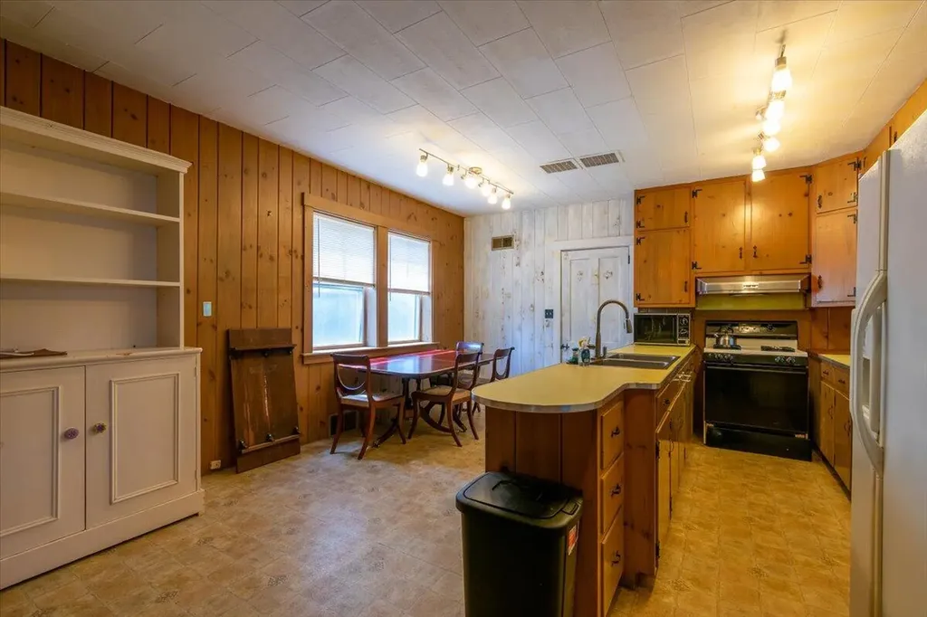 1014 Main Street Waldoboro ME 04572