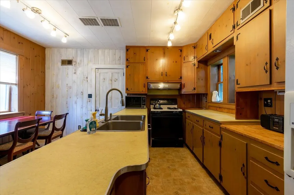 1014 Main Street Waldoboro ME 04572