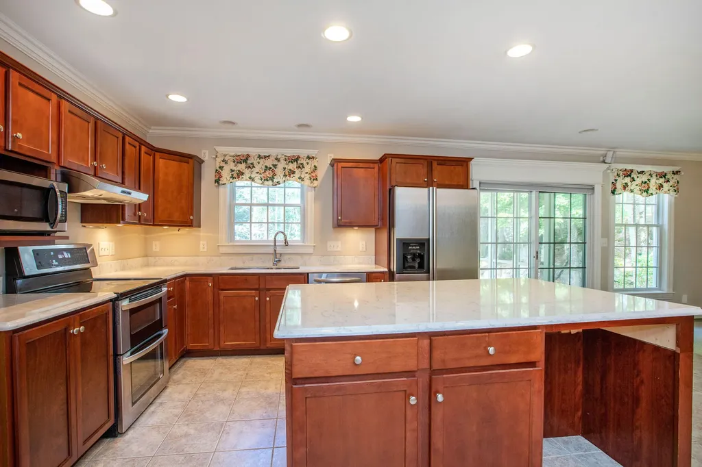 11 Peacock Lane Georgetown ME 04548