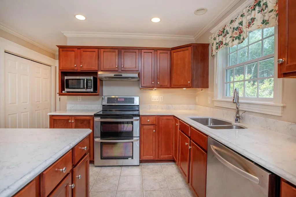 11 Peacock Lane Georgetown ME 04548