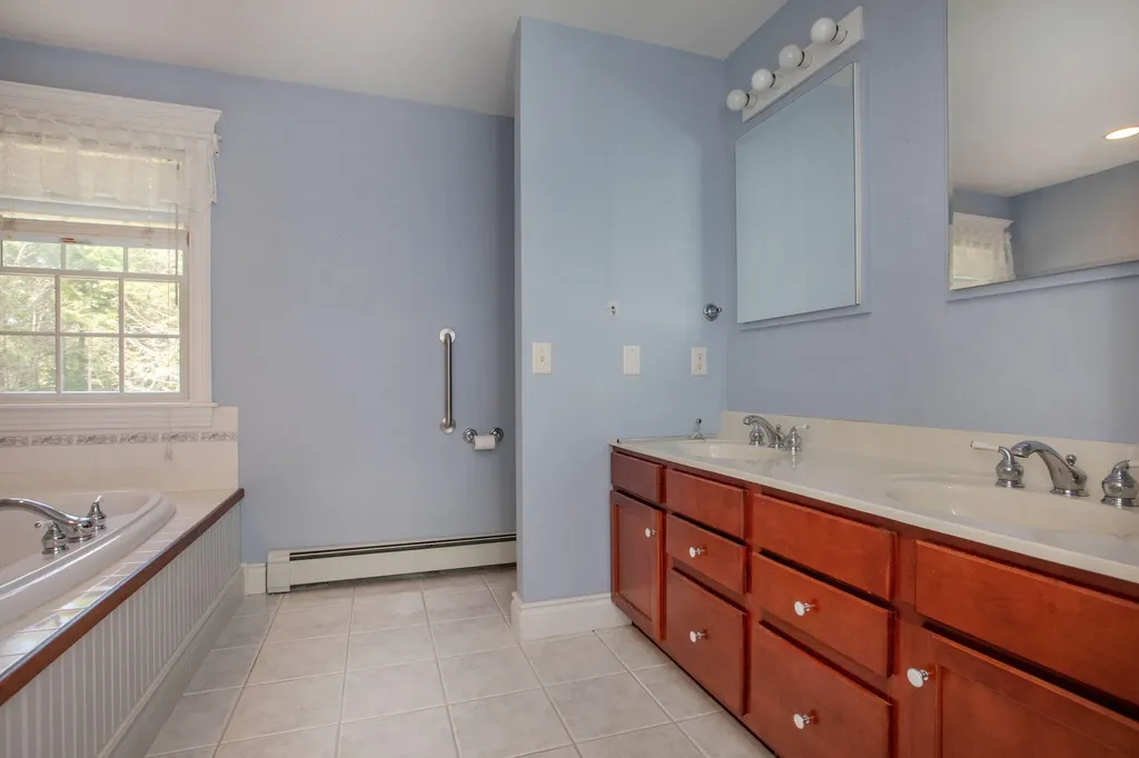 11 Peacock Lane Georgetown ME 04548