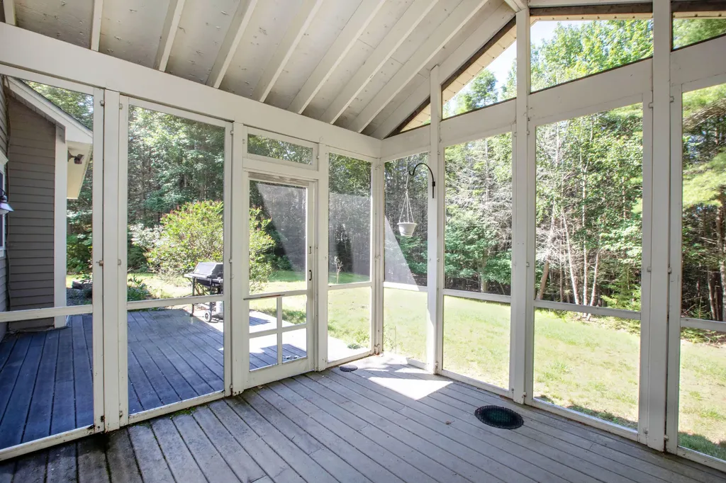 11 Peacock Lane Georgetown ME 04548
