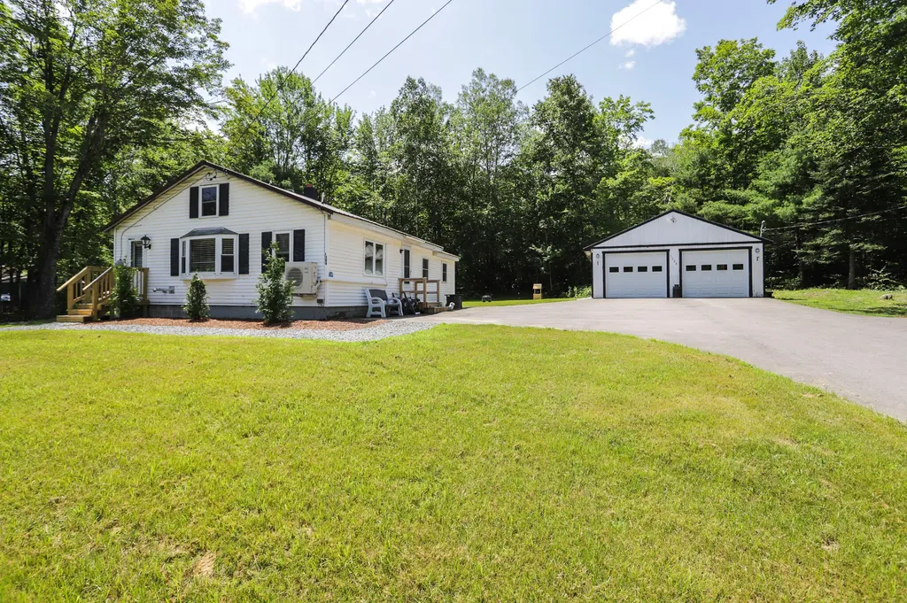 1384 Hudson Road Glenburn ME 04401