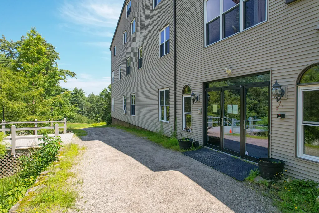 32 Sky-hy Drive Topsham ME 04086