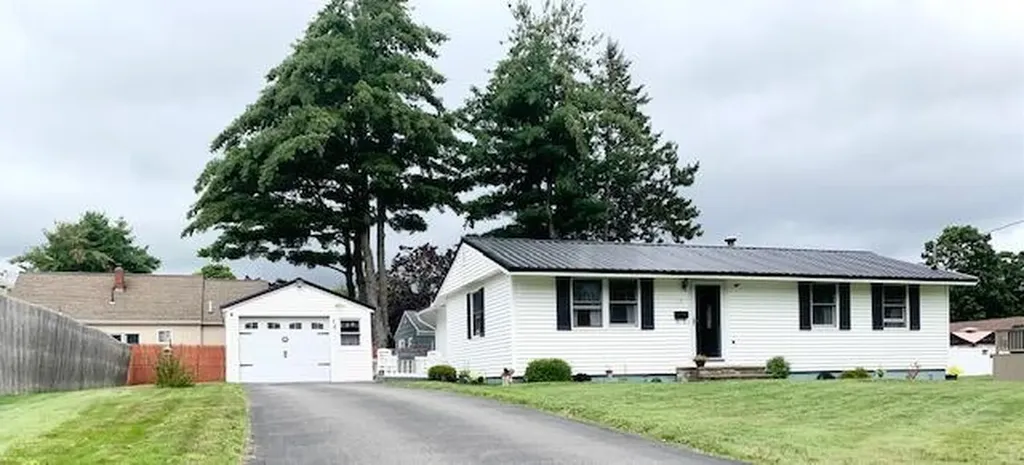17 Maid Marion Lane Brewer ME 04412