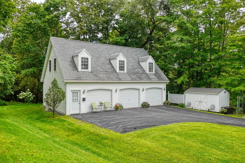 27 Grant Street Farmingdale ME 04344