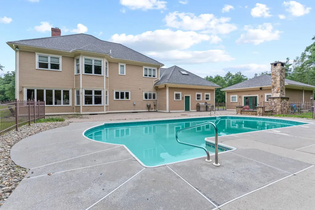 21 Caldwell Circle Lewiston ME 04240
