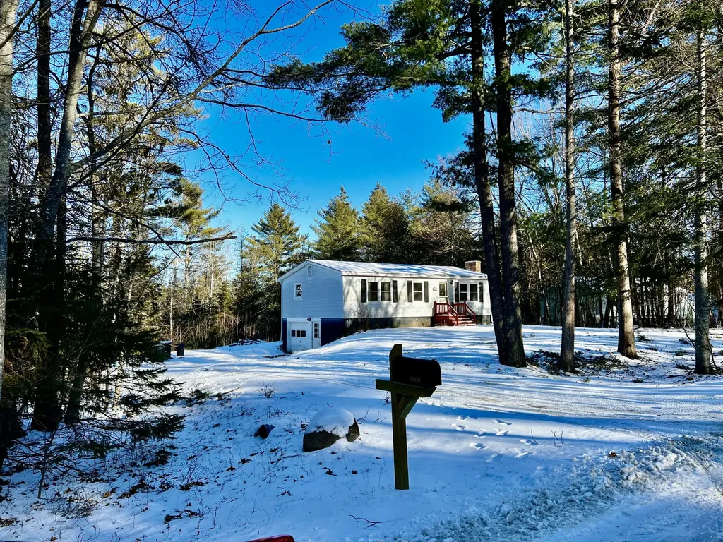 18 Albert Lane Glenburn ME 04401