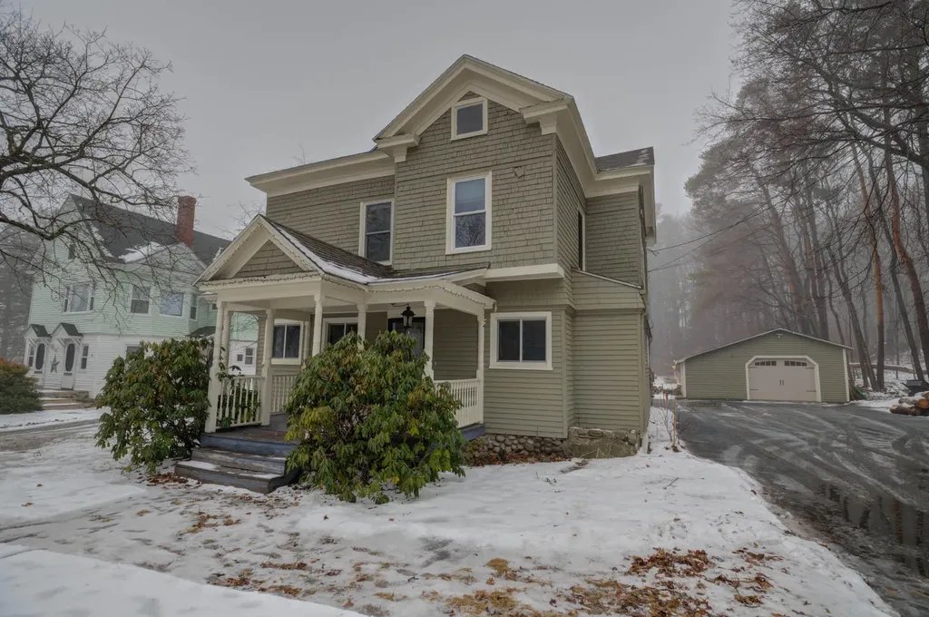10 Meadow Road Raymond ME 04071
