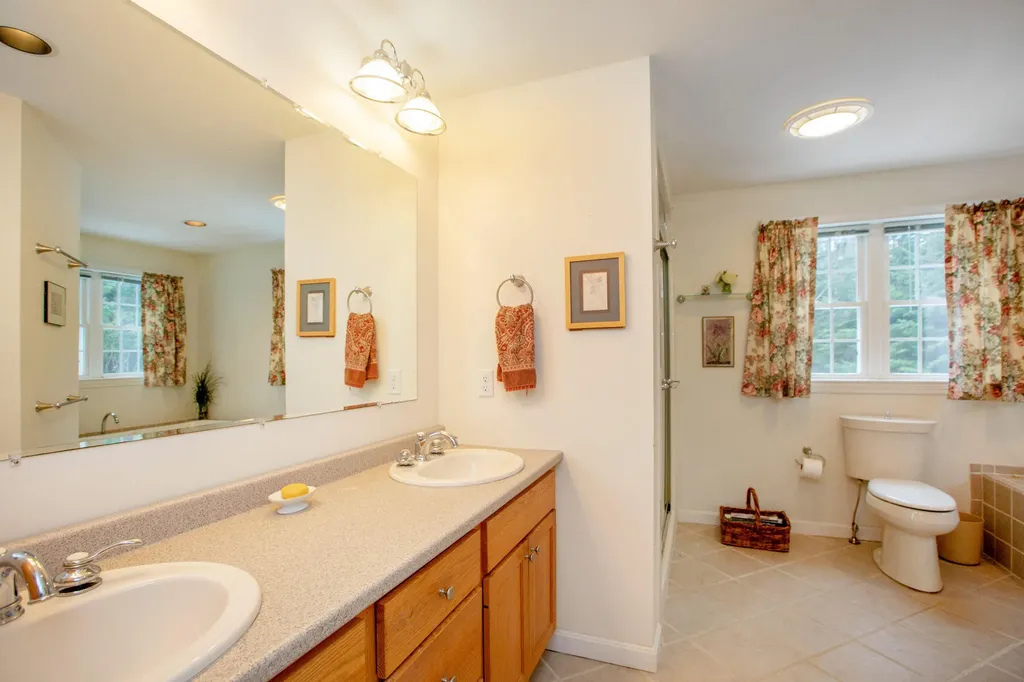 17 Damarin Lane Brunswick ME 04011