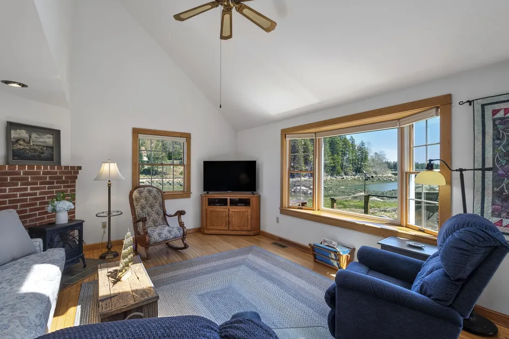 156 Scraggle Point Road Saint George ME 04859