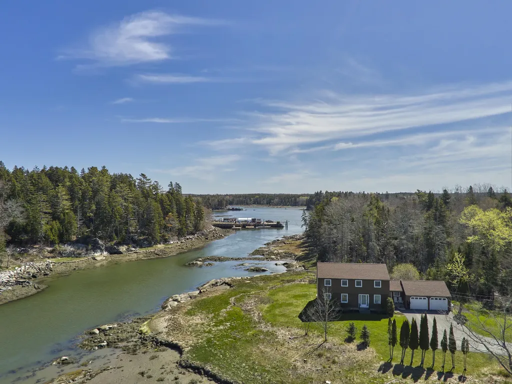 156 Scraggle Point Road Saint George ME 04859