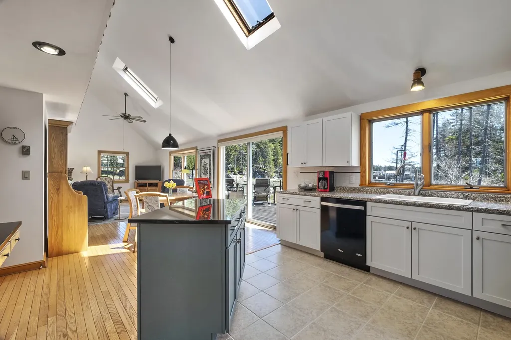 156 Scraggle Point Road Saint George ME 04859