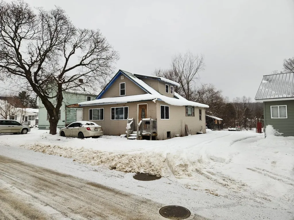 489 Aroostook Avenue Millinocket ME 04462