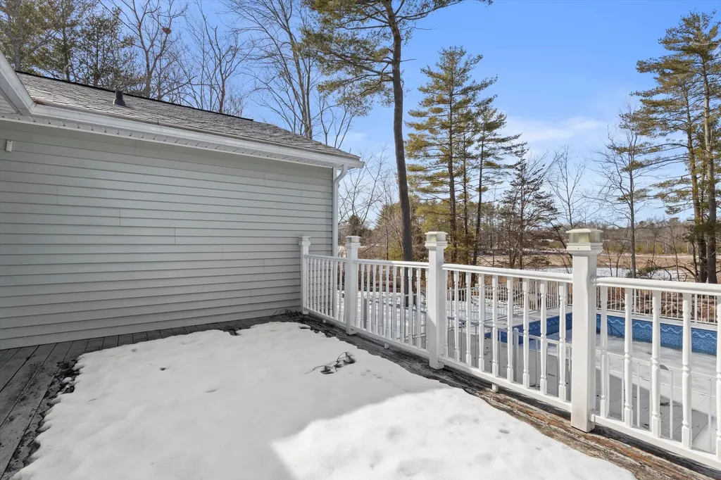 10 Place Lane Eliot ME 03903