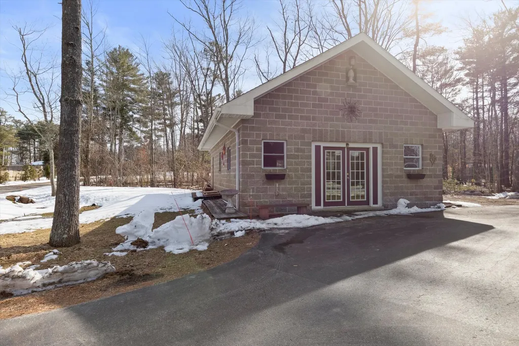 10 Place Lane Eliot ME 03903