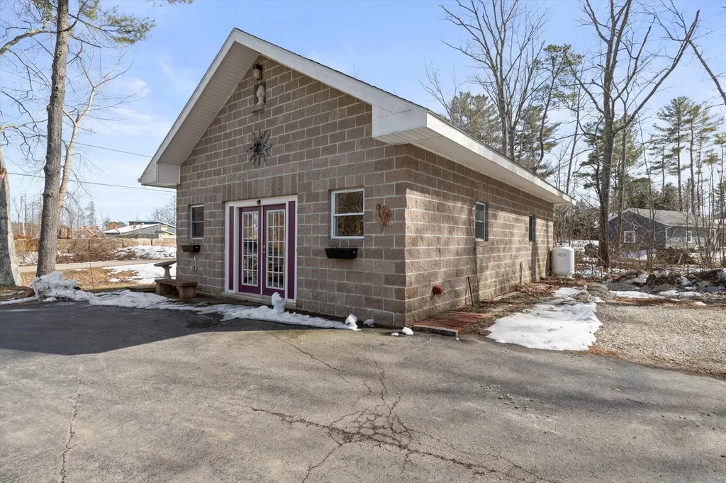 10 Place Lane Eliot ME 03903