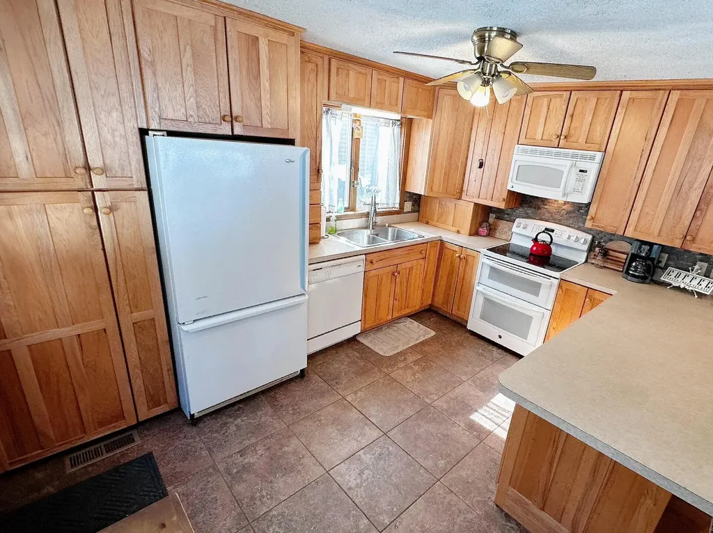 10 Randall Drive Raymond ME 04071