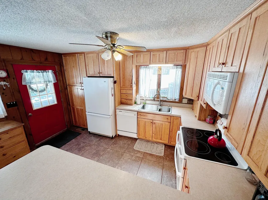 10 Randall Drive Raymond ME 04071