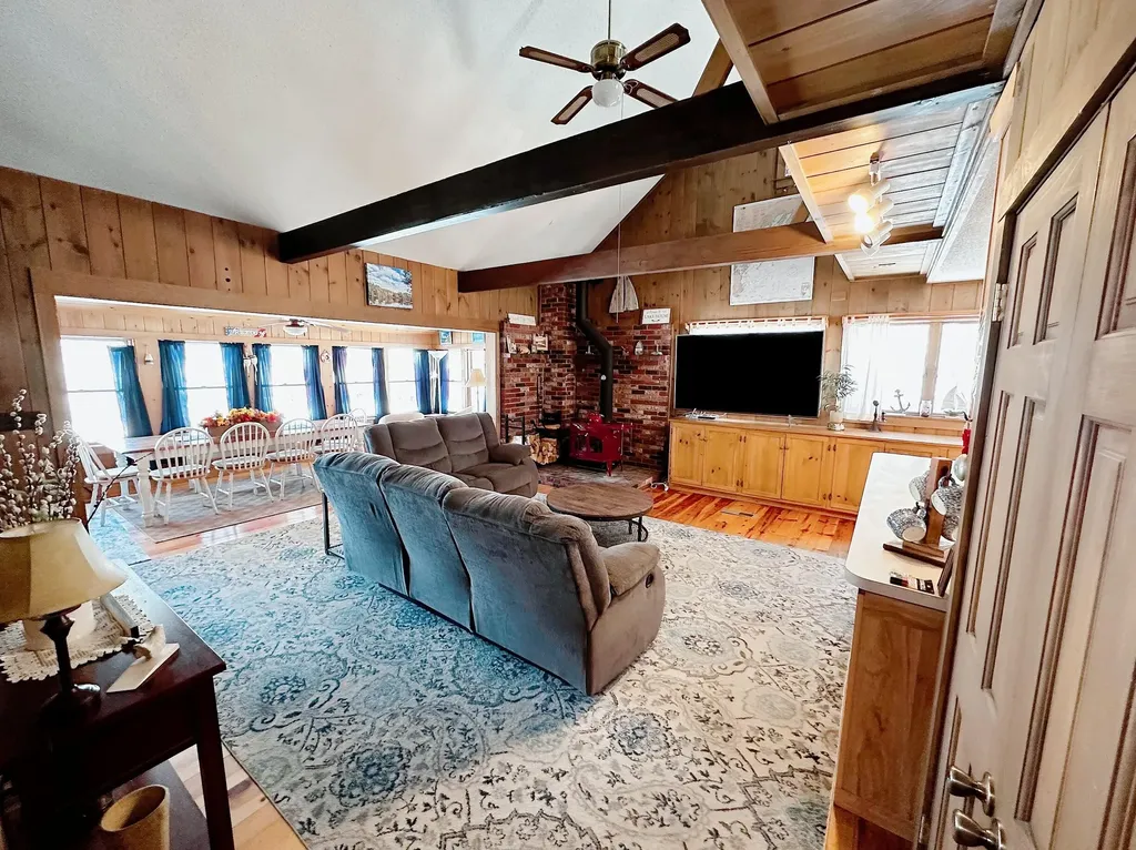 10 Randall Drive Raymond ME 04071