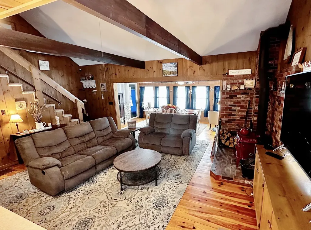 10 Randall Drive Raymond ME 04071