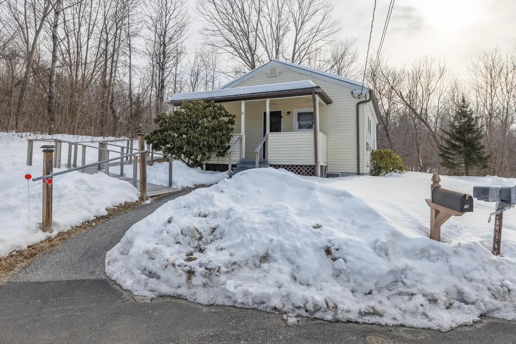 18 Merton Boulevard Lewiston ME 04240