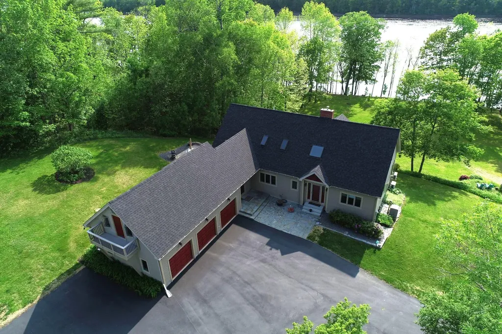 38 Agry Point Road Pittston ME 04345