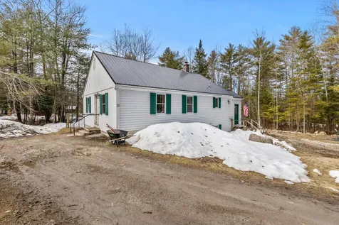 22 Settlers Village Casco ME 04015