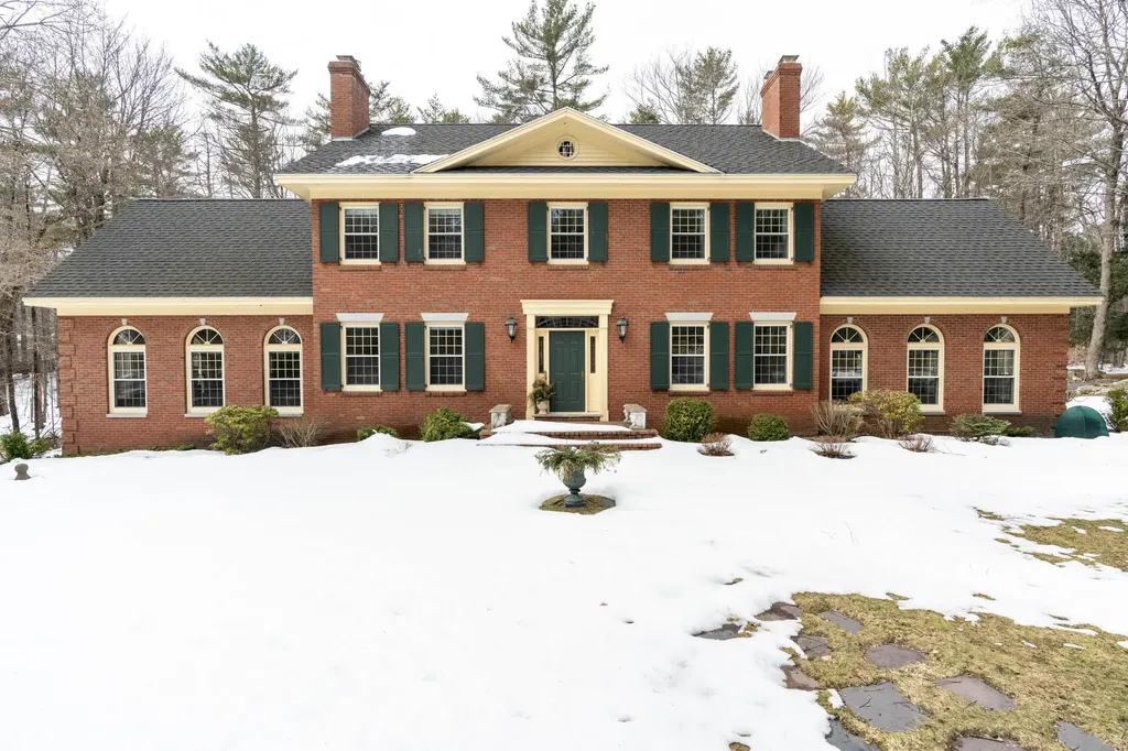 8 Flintlock Lane Falmouth ME 04105