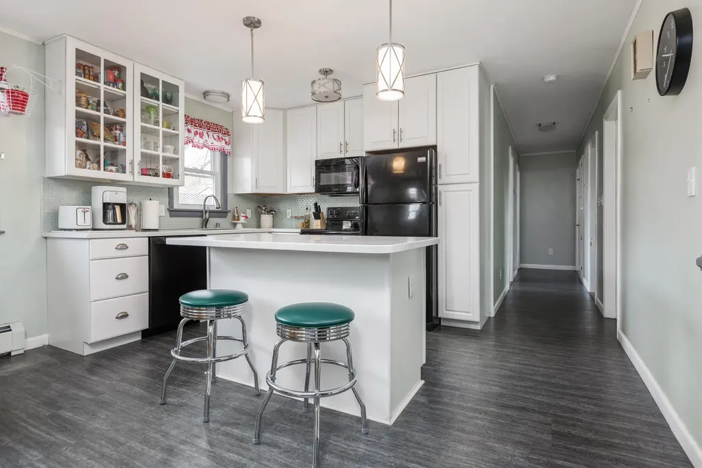 37 Mcarthur Avenue Lewiston ME 04240