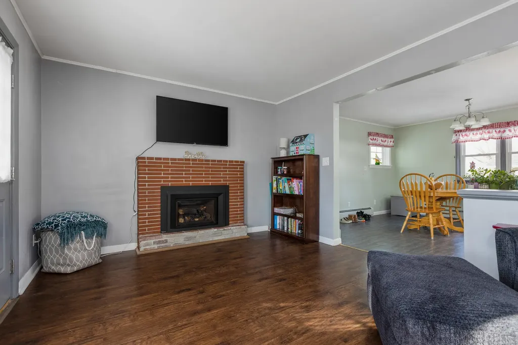 37 Mcarthur Avenue Lewiston ME 04240