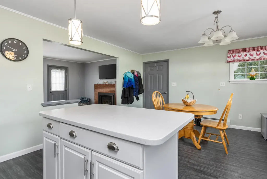 37 Mcarthur Avenue Lewiston ME 04240