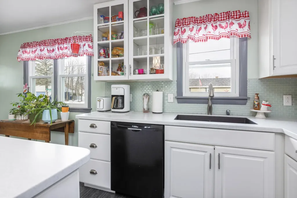 37 Mcarthur Avenue Lewiston ME 04240