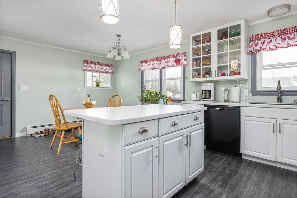 37 Mcarthur Avenue Lewiston ME 04240